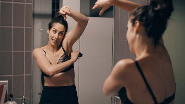 в жопу спящую ' Watch Работающие мамы | Netflix Official Site